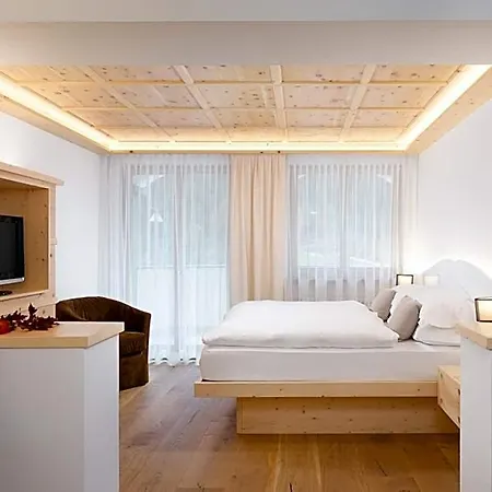 Pareda 4*